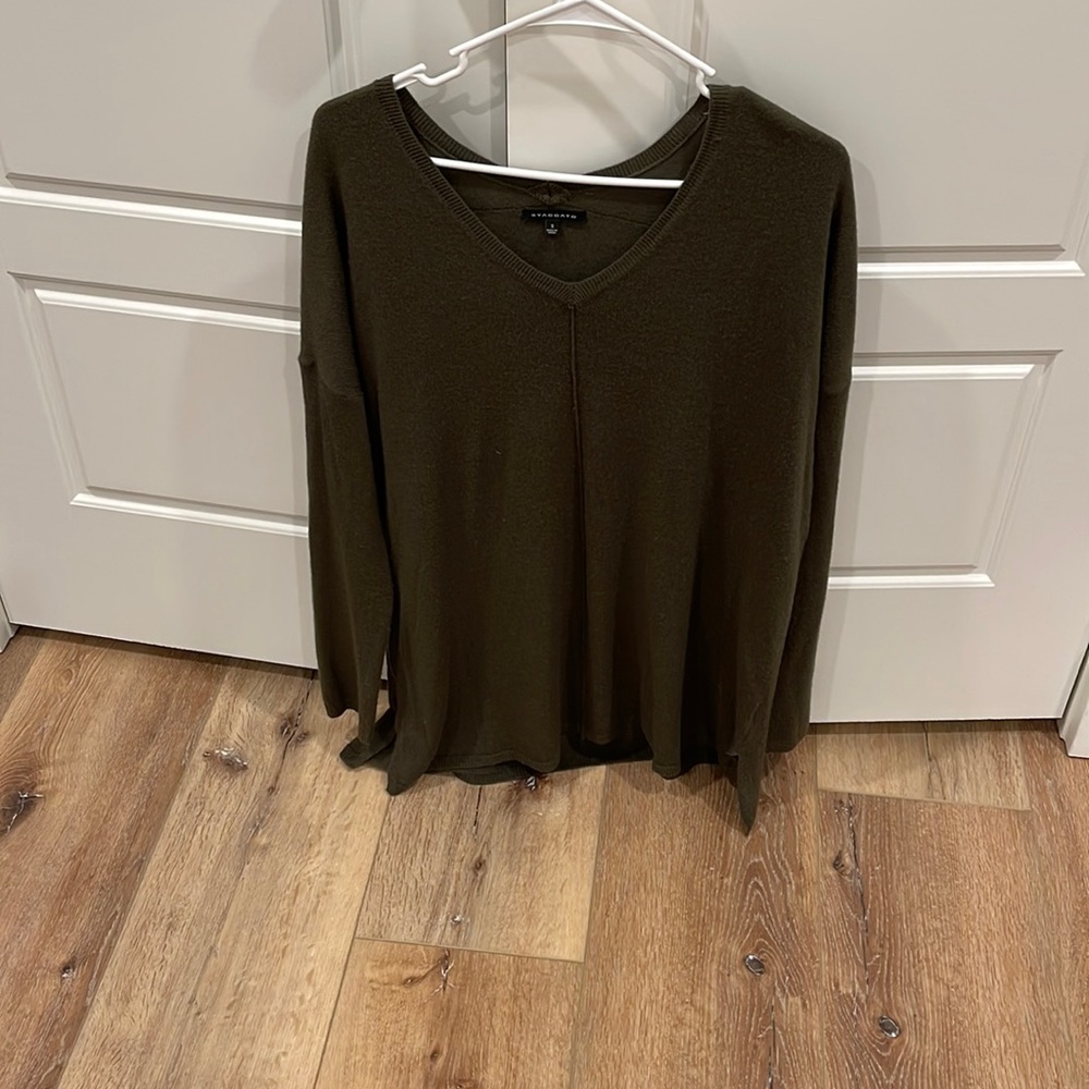 Thinner sweater with side slits and v neck
